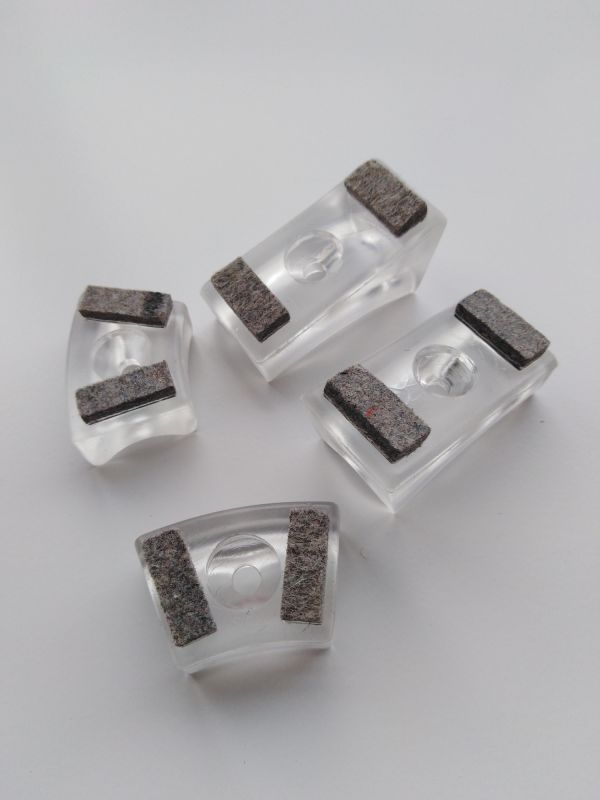 Transparente Kunststoffgleiter mit Filz für Freischwinger Stühle, idealer Bodenschutz und leises Verschieben.